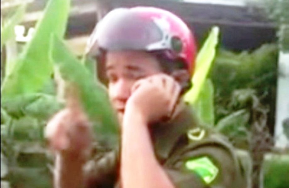 Xuat hien clip nguoi mac do cong an xa chui dan hinh anh