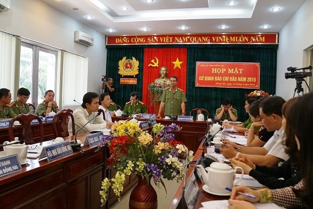 'Ai khong cung cap thong tin cho bao chi goi dien cho toi' hinh anh