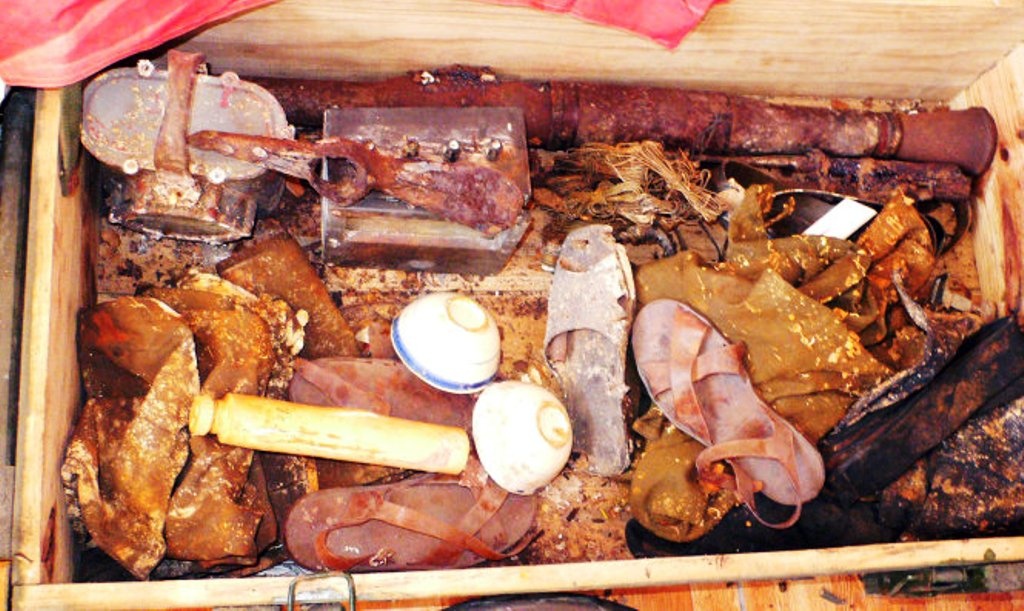 Di vật của các liệt sĩ được vớt lên từ đáy biển Gạc Ma trong con tàu HQ 604 được cất giữ ở phòn truyền thống Lữ đoàn Hải quân 125 - “Đoàn tàu không số”.