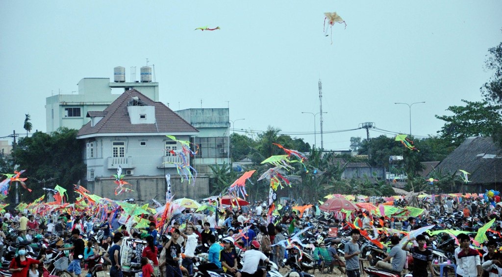 Cánh đồng diều tại huyện Hóc Môn vẫn đông đúc tại người đến thả diều dù vừa xảy ra vụ việc thương tâm.