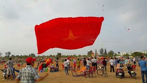 Be trai 4 tuoi roi tu do cao 20 m do bi dieu cuon hinh anh