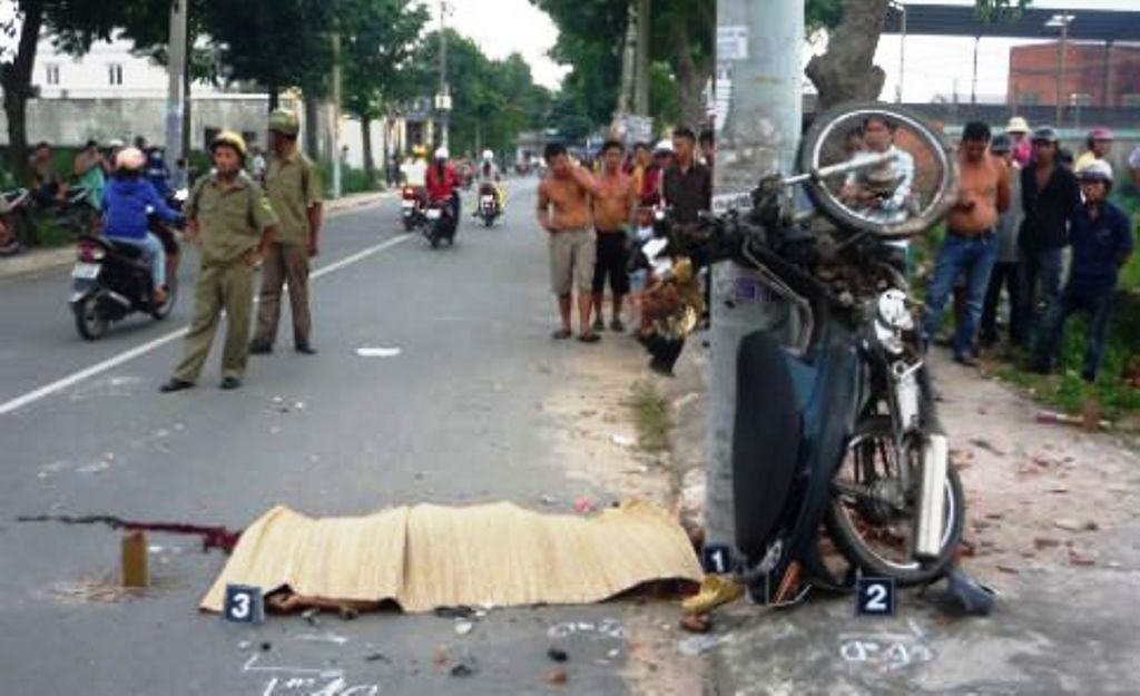 Xe may tong vao cot dien, 3 thieu nien tu vong o Sai Gon hinh anh