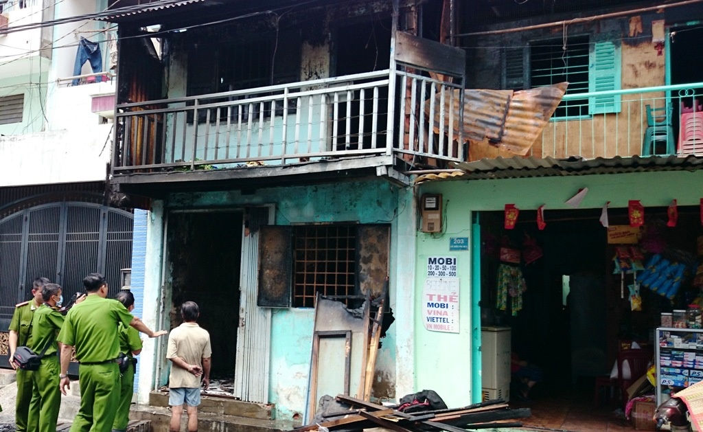 Lực lượng chức năng khám nghiệm hiện trường vụ hỏa hoạn.