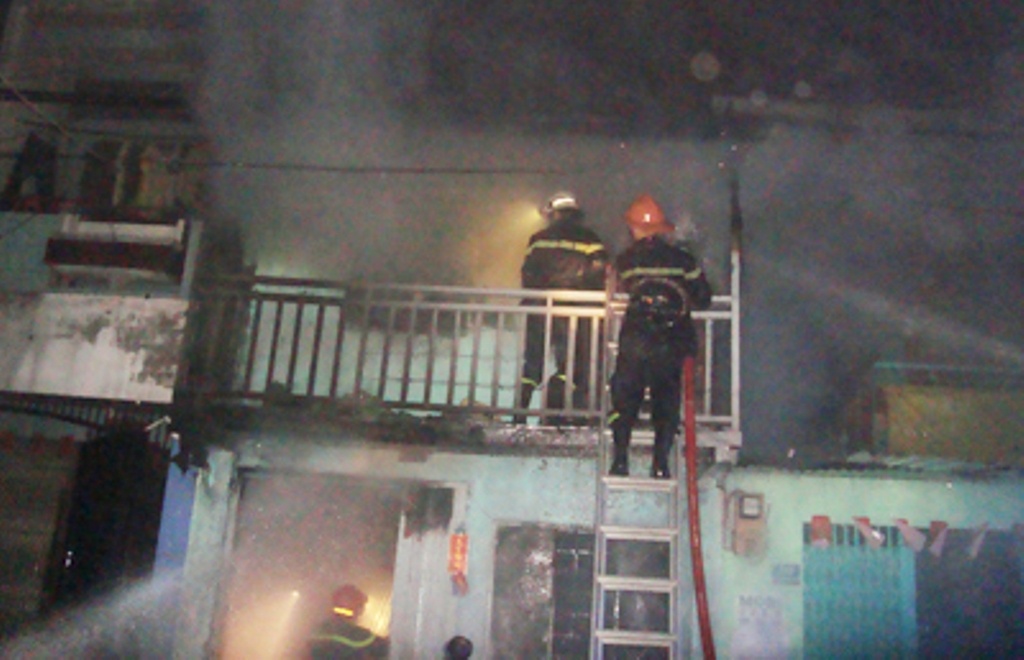 Chay nha giua khuya o Sai Gon, be trai 11 tuoi tu vong hinh anh