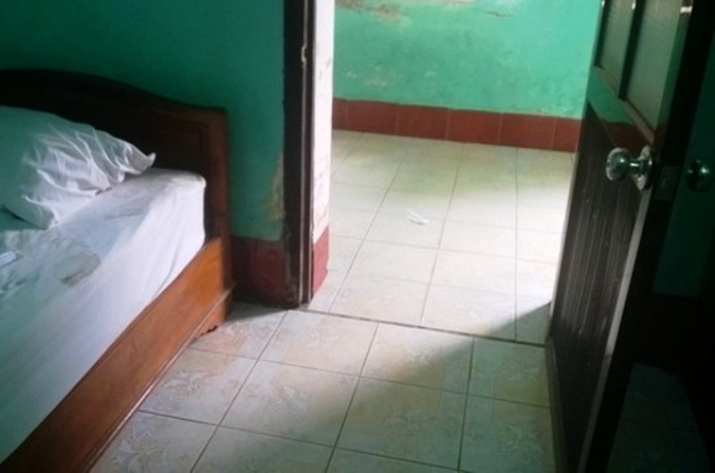 Nguoi dan ong chet bat thuong trong nha khach hinh anh