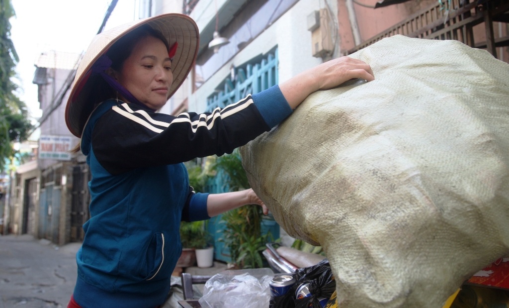 Cong an huong dan chi ve chai lam thu tuc nhan 5 trieu yen hinh anh