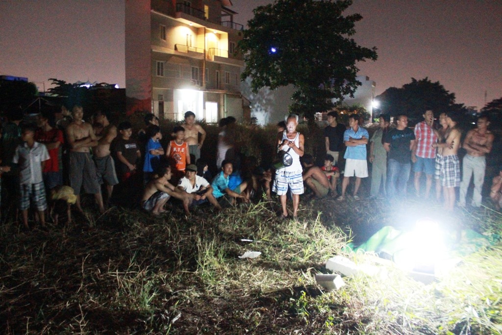 Chet duoi vi boi qua song de lay dieu dut day hinh anh