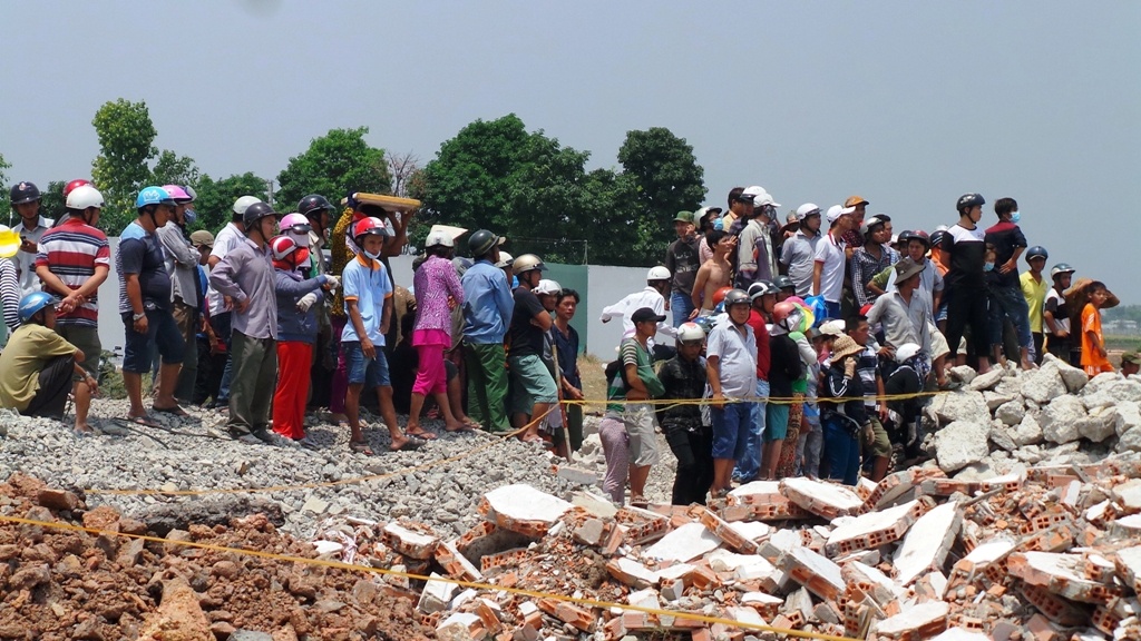 Hang tram nguoi treo tuong xem xac chet chay hinh anh