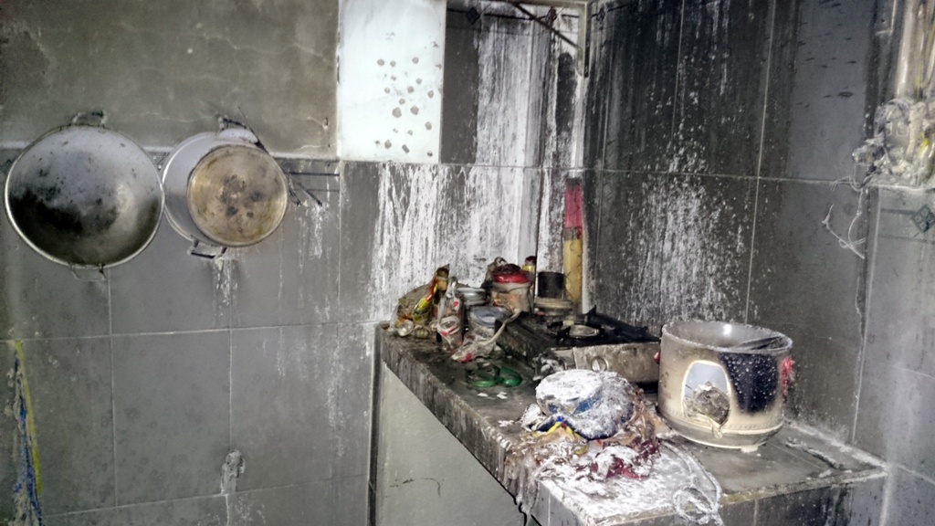 Những vật dụng trong nhà trọ bị bén lửa, cháy đen.