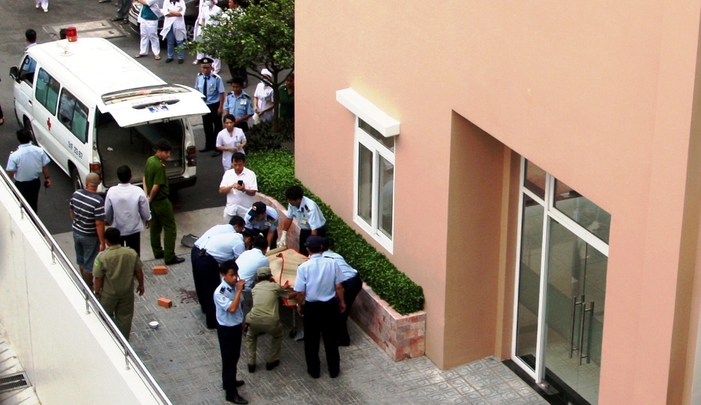 Nguoi phu nu roi tu lau 12 benh vien Tu Du hinh anh