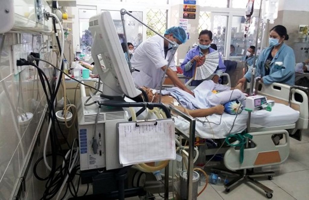 Bệnh nhân Cao Xuân Hòa đang được cấp cứu tại bệnh viện Bạch Mai.