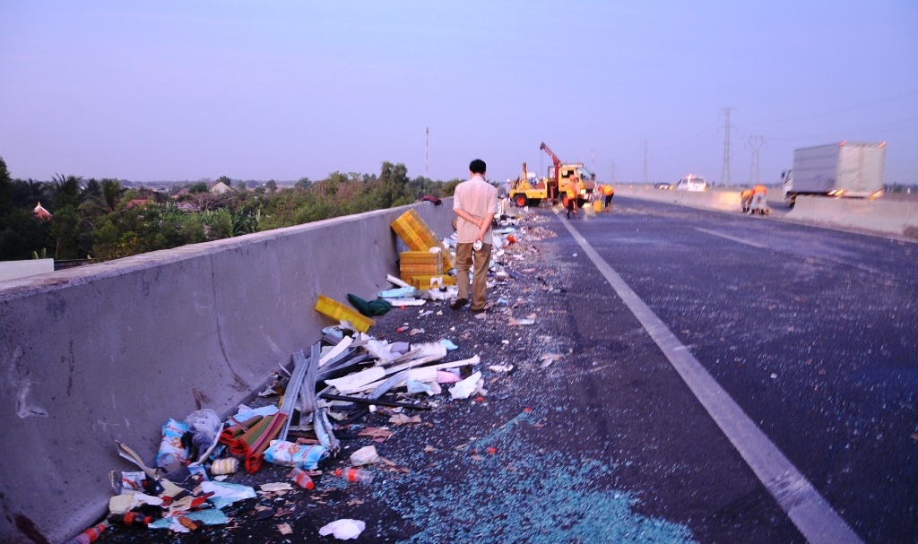 Mảnh vỡ của các xe trong vụ tai nạn vương vãi trên đường cao tốc.