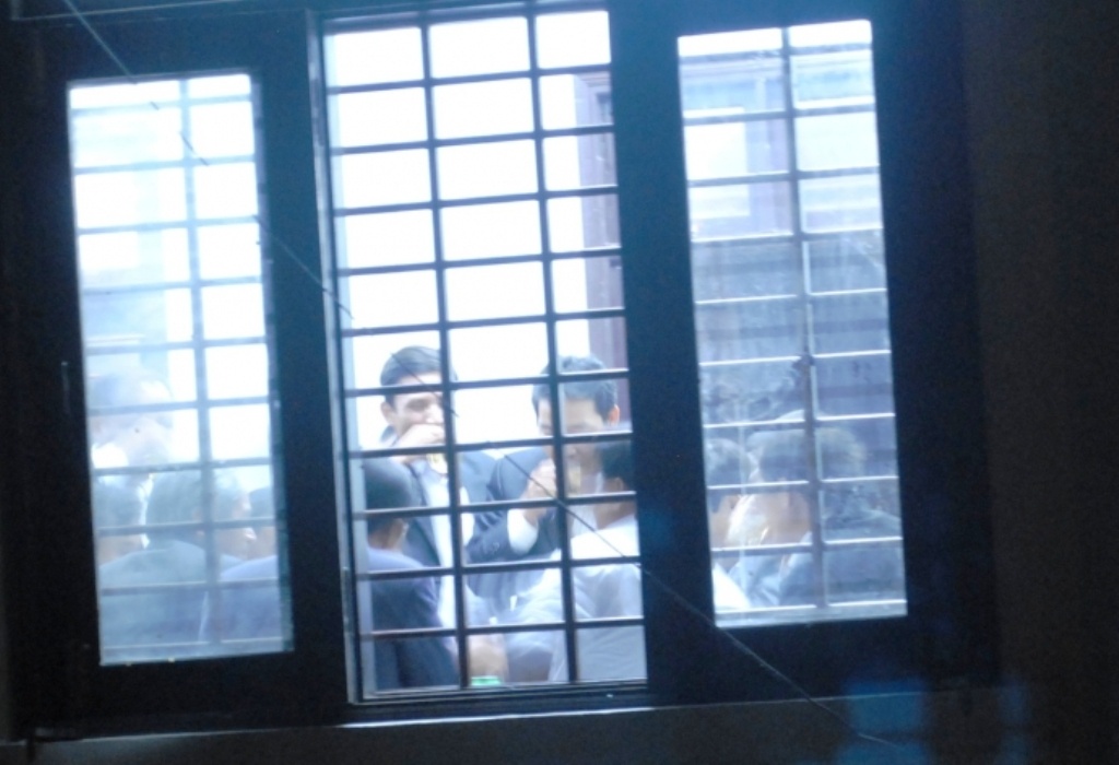 Vỏ lon bia nằm vương vãi khắp phòng, nhưng Chủ tịch huyện, ông Hồ Quang Minh nói không có chuyện...nhậu