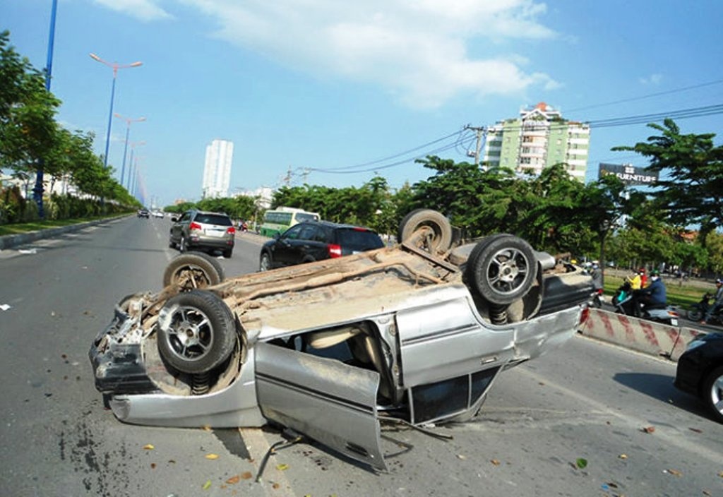 Xe hoi lat ngua tren xa lo, dan pha cua cuu nguoi hinh anh