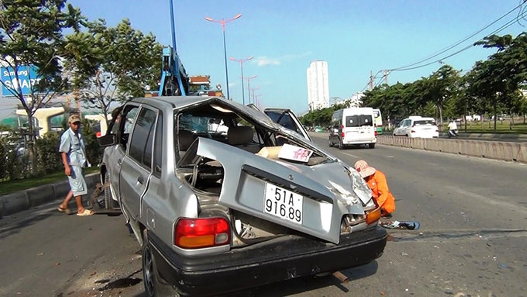 Người dân phá cửa đưa nạn nhân đi cấp cứu.