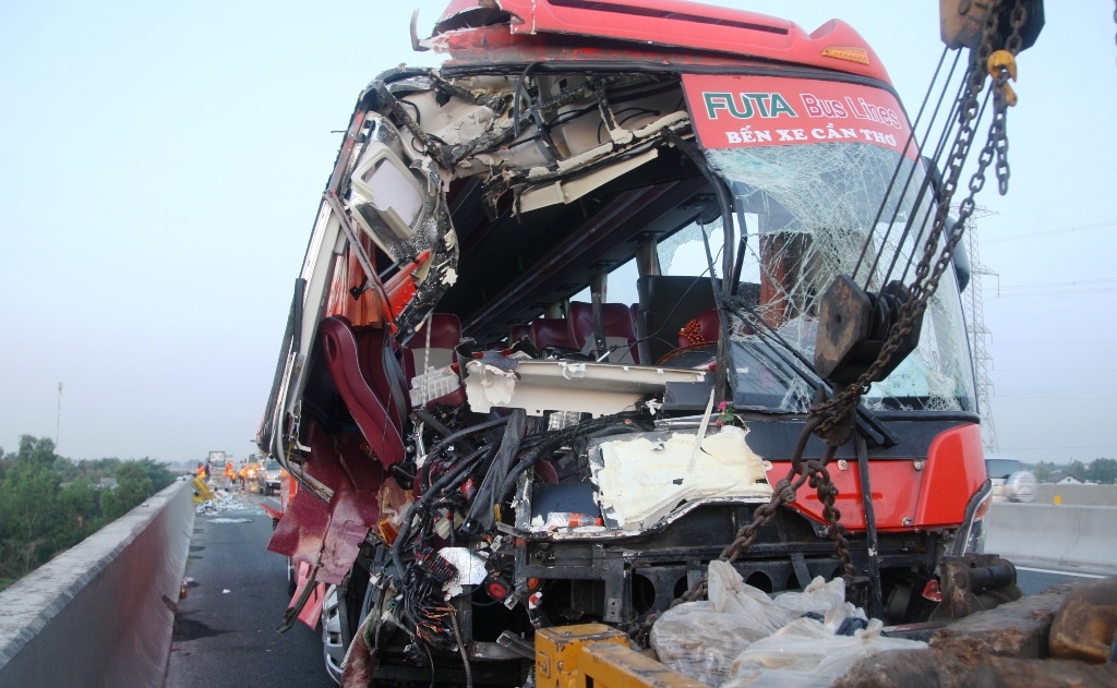 Mot nguoi chet, 9 bi thuong trong vu xe khach tong xe tai hinh anh