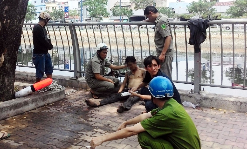 Cuu song thanh nien xam tro nhay kenh Tau Hu hinh anh