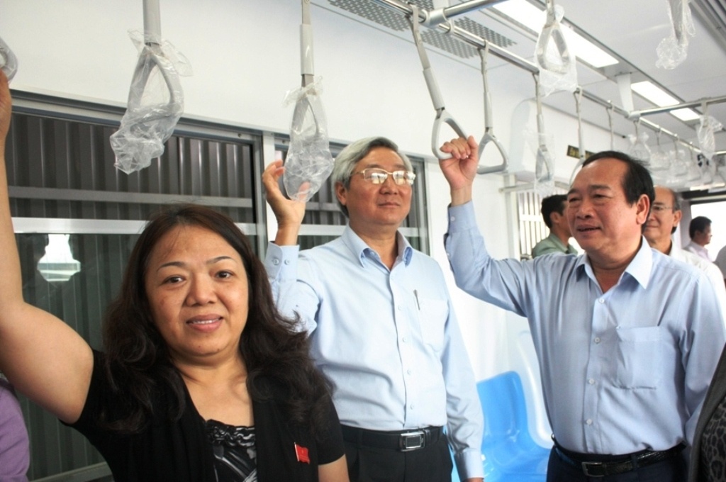 Dai bieu HDND TP HCM: 'Tau dien ngam hoi giong... xe buyt' hinh anh