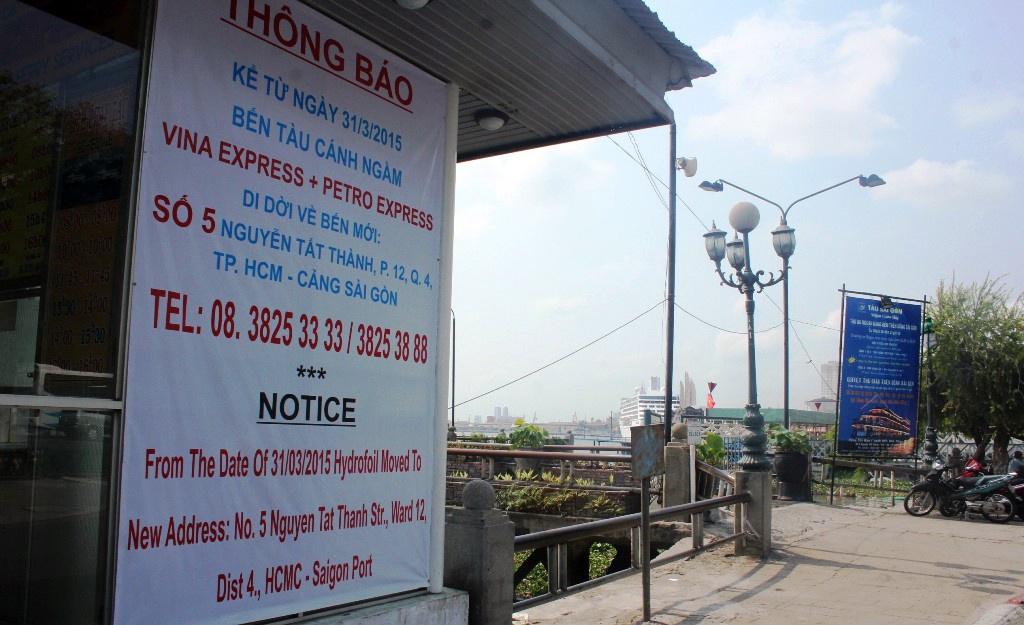 Bảng thông báo di dời của các doanh nghiệp vận tải tàu cánh ngầm tại bến Bạch Đằng.