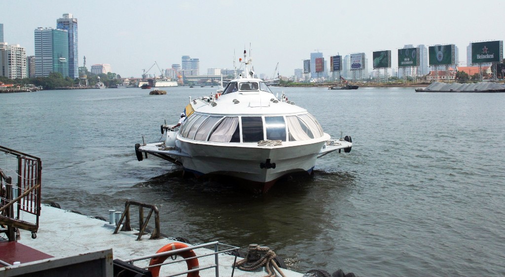 Ben tau canh ngam Bach Dang doi sang quan 4 hinh anh