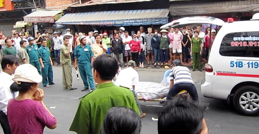 Xe tai keo le nguoi phu nu gan 10 m hinh anh