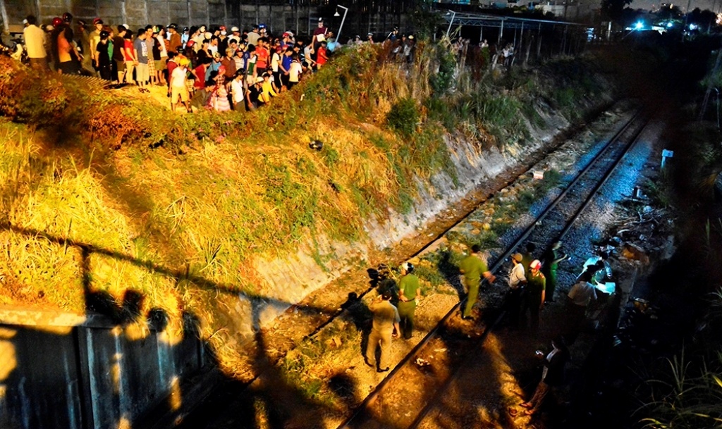 Tau lua keo le nguoi dan ong hon 200 m o Sai Gon hinh anh