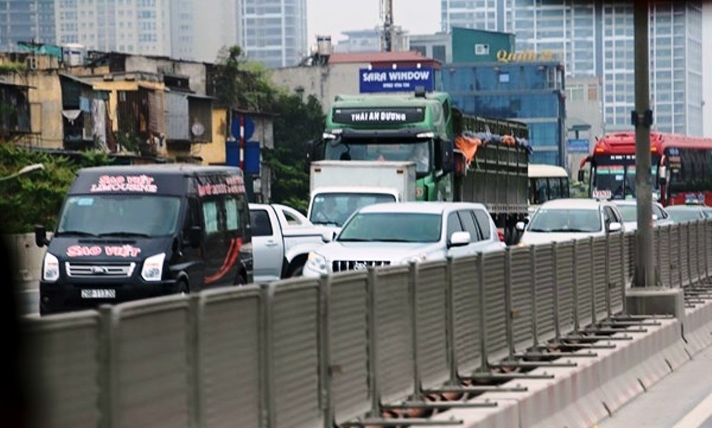 Hang ngan phuong tien un tac tren duong vanh dai 3 hinh anh