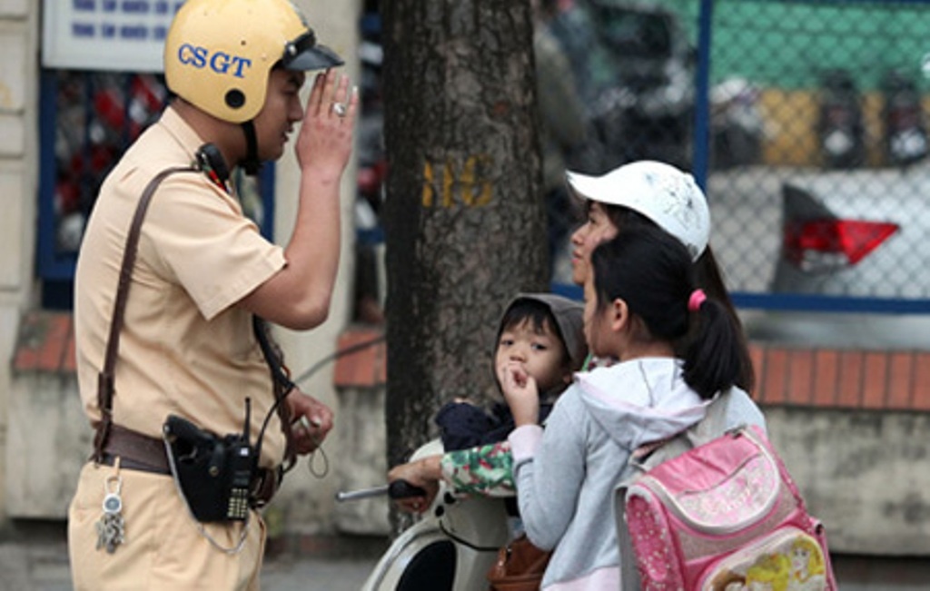 CSGT bi mat ghi hinh tre em khong doi MBH o cac truong hinh anh