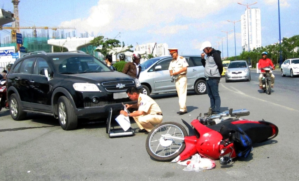 Tong cu gia bi thuong, nu tai xe he cua oto dua tien den bu hinh anh