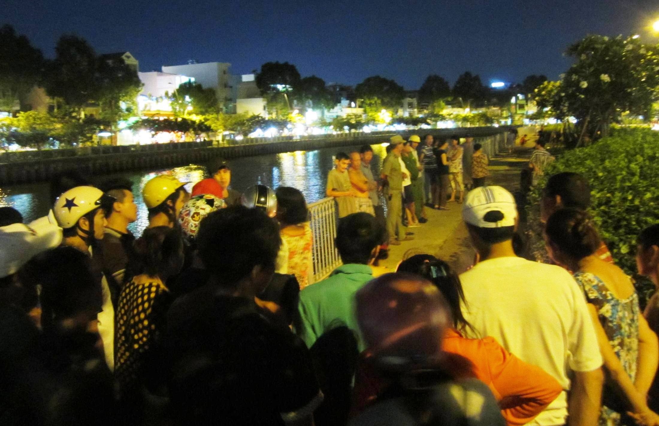 Dua gion voi ban, thieu nien chet duoi o kenh Nhieu Loc hinh anh