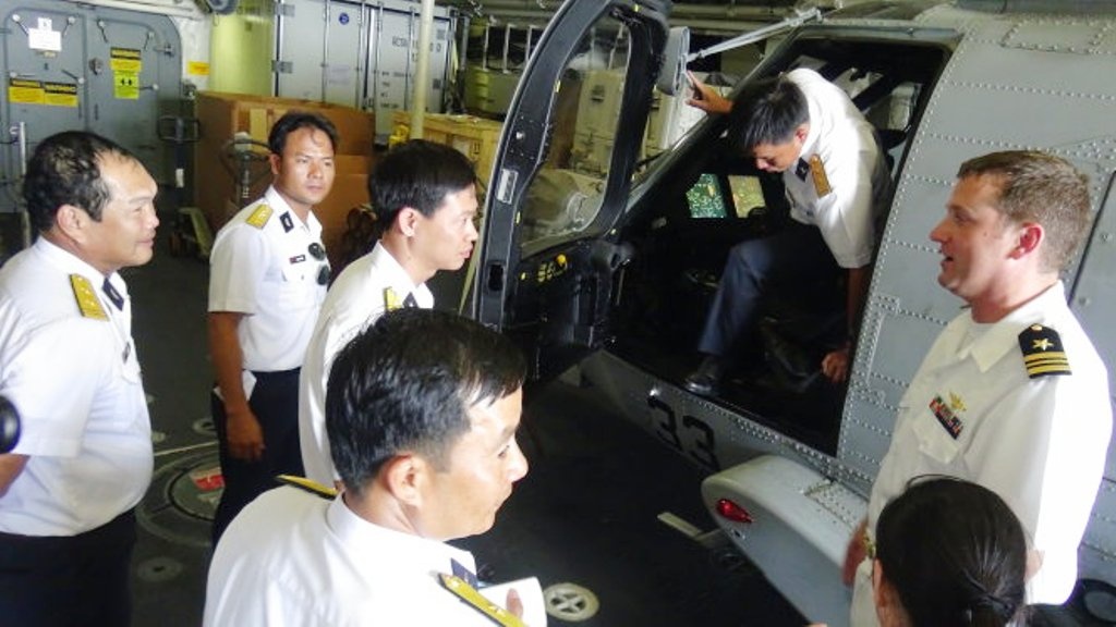 Một phi công chuyên lái máy bay săn ngầm tàu tác chiến gần bờ thế hệ mới USS Fort Worth trao đổi kinh nghiệm với các phi công của lữ đoàn Không quân - Hải quân 954 tại cảng Tiên Sa (Đà Nẵng).