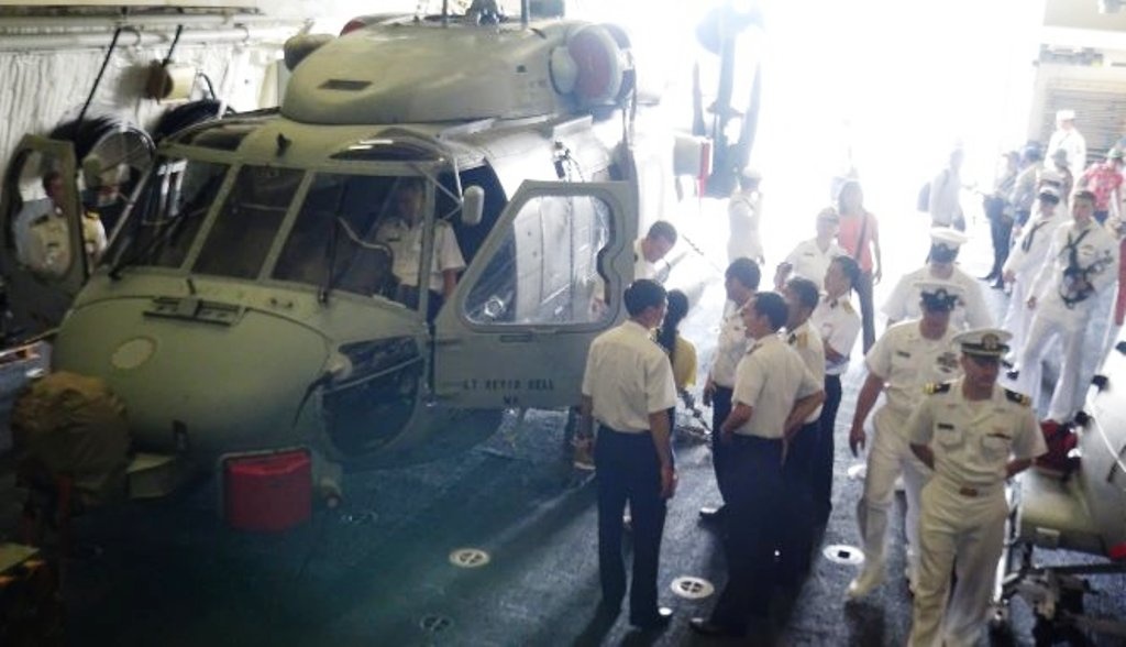 Các sĩ quan Lữ đoàn không quân - hải quân 954 tham gia khóa tập huấn phi tác chiến với các phi công Mỹ ngay trên tàu tác chiến gần bờ thế hệ mới USS Fort Worth tại cảng Tiên Sa (Đà Nẵng).