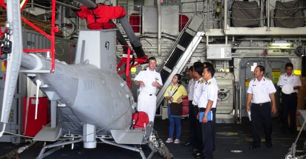 Phi công tàu tác chiến gần bờ thế hệ mới USS Fort Worth giới thiệu với các phi công của lữ đoàn không quân - hải quân 954 về máy bay không người lái được trang bị trên tàu USS Fort Worth.