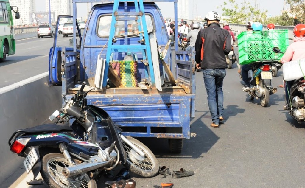 Xe tai chet may tren cau Sai Gon, 3 thanh nien nhap vien hinh anh