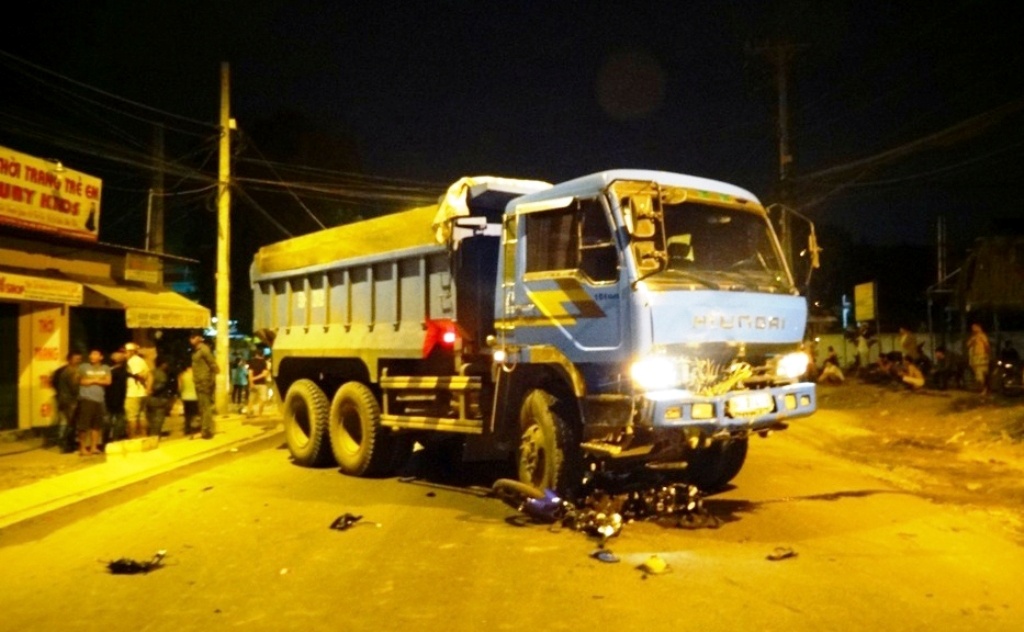 Bi xe ben tong giua khuya, 2 thanh nien tu vong hinh anh