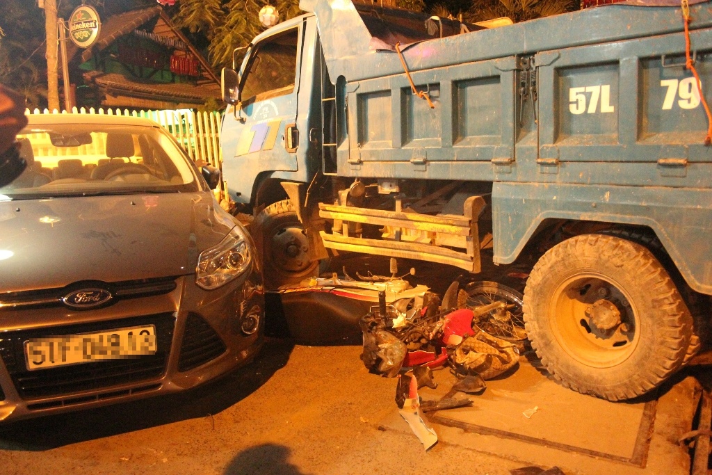 Xe ben tong lien hoan, bon nguoi bi thuong nang hinh anh