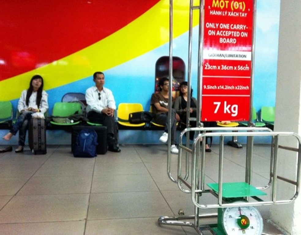 Khung để cân trọng lượng và đo kích thước của hành lý xách tay mang lên máy bay đặt tại cửa khởi hành.