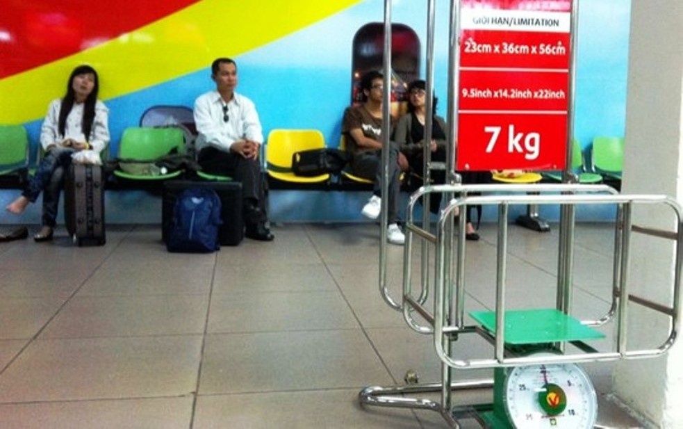 Nu hanh khach tat vao mat nam nhan vien hang khong hinh anh