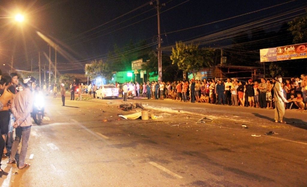 Hiện trường vụ tai nạn xe máy đối đầu trực diện ôtô khiến đôi vợ chồng công nhân thương vong.