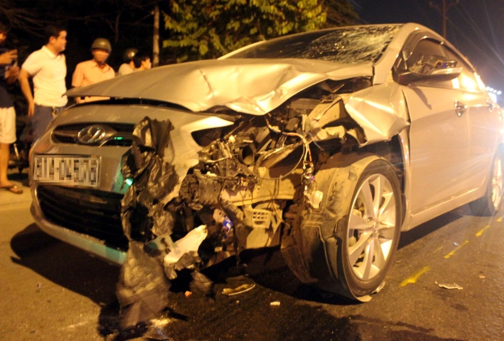 Xe may doi dau oto, manh vo vang khap duong hinh anh