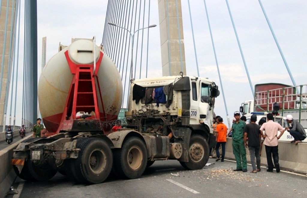 Tai nan lien tiep, cau Phu My tac suot buoi chieu hinh anh