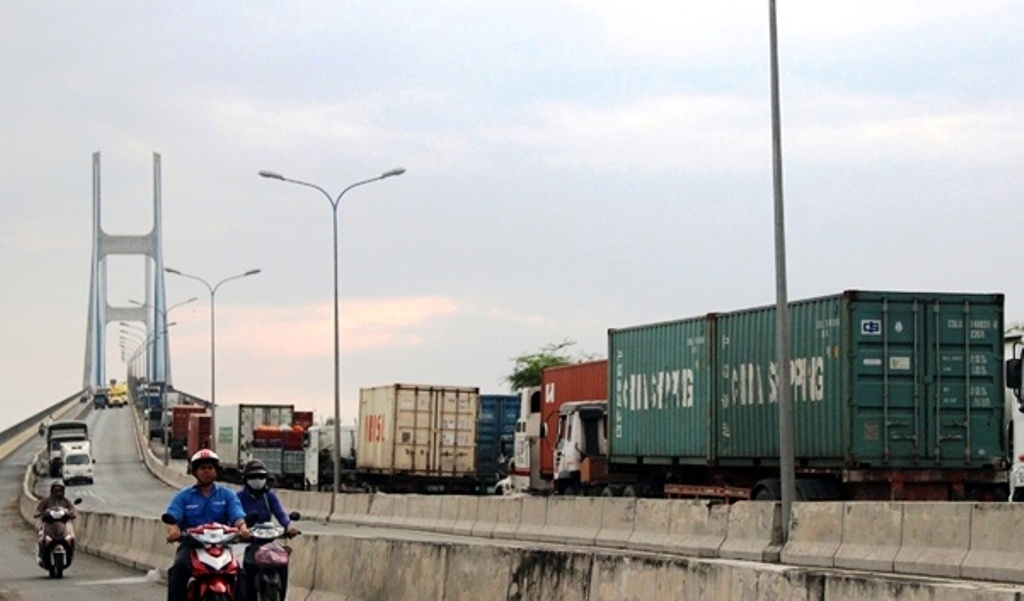 Hàng ngàn ôtô nối đuôi nhau đứng chờ lực lượng chức năng di dời hiện trường.