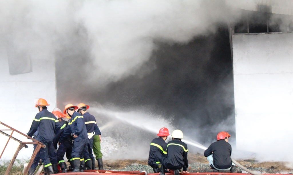 150 canh sat chua chay kho vai 1.000 m2 o Sai Gon hinh anh