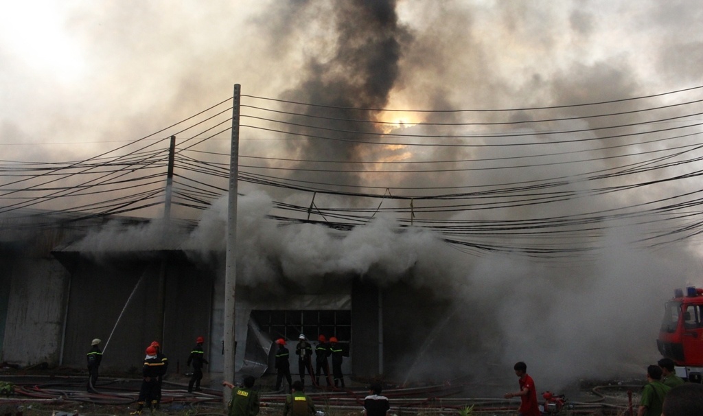 Đến gần 18h, vụ hỏa hoạn vẫn chưa được dập tắt.