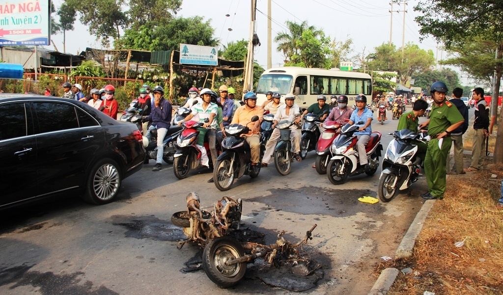 Hiện trường vụ cháy xe trên đường Nguyễn Văn Linh.