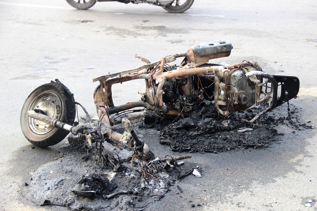 Xe tay ga boc chay du doi khi dang chay o Sai Gon hinh anh