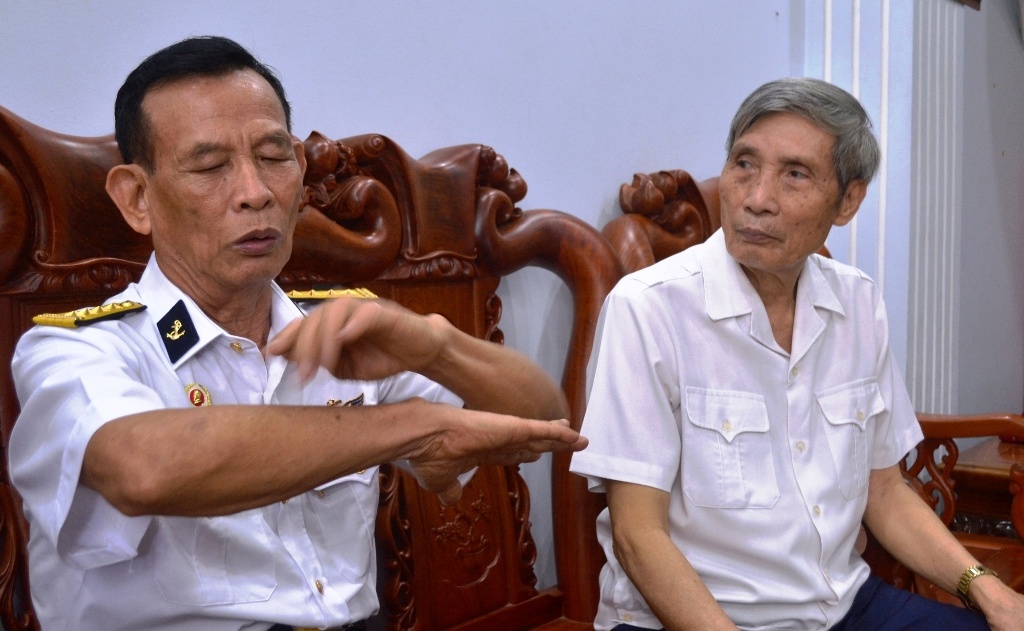 Đại tá Lâm kể lại những trận đảo trên quần đảo Trường Sa với người thầy của mình, Thiếu tướng Lê Kế Lâm.