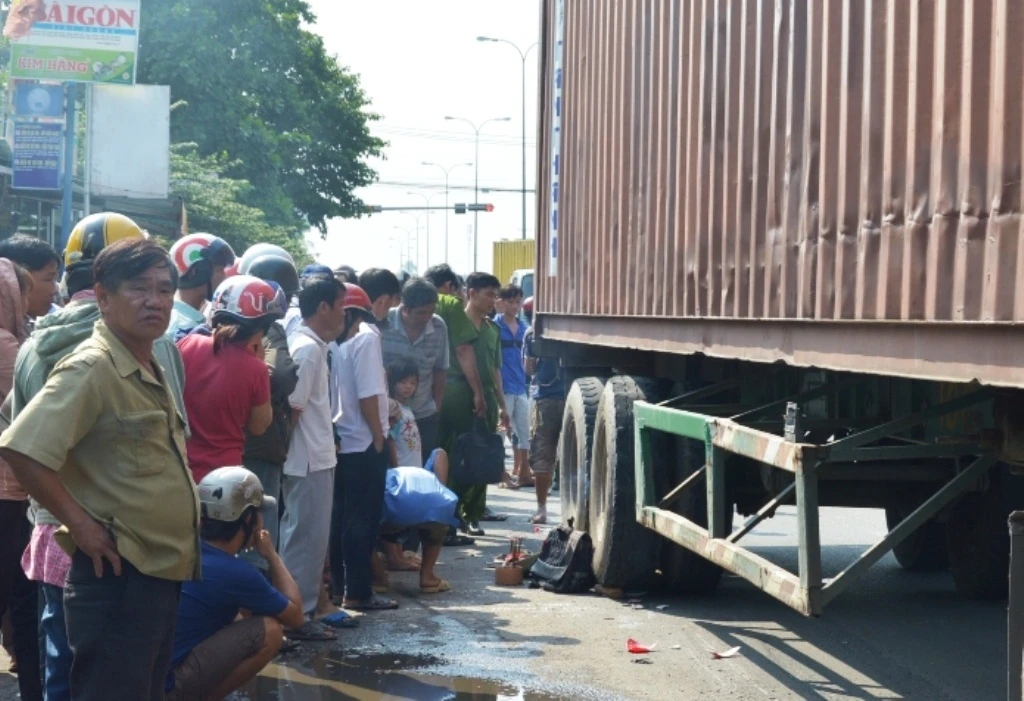 Hiện trường vụ tai nạn bé Lâm bị xe đầu kéo cán tử vong.