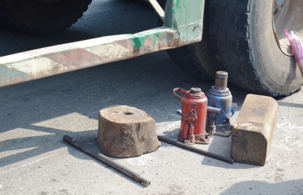 Hai con đội được sử dụng để nâng xe đầu kéo, đưa xác bé Lâm ra ngoài.