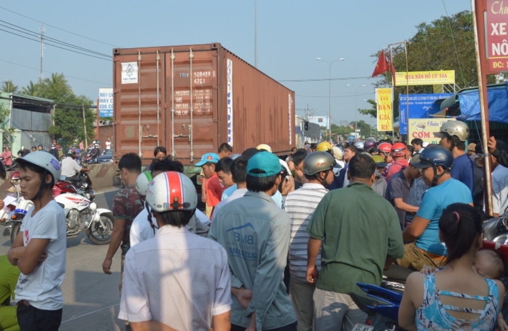 Nang xe dau keo, dua thi the be trai 9 tuoi ra ngoai hinh anh